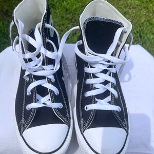 Like New Girls Converse Classics. Only been worn twice. Size 6